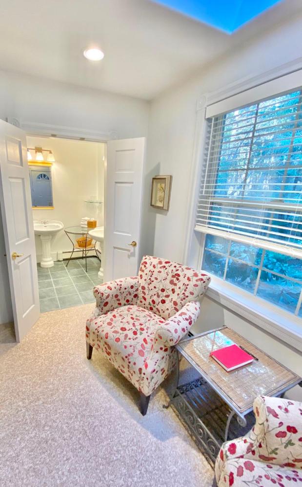Deluxe King Room interior