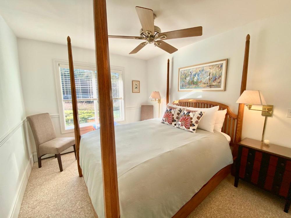 Deluxe Queen Room interior